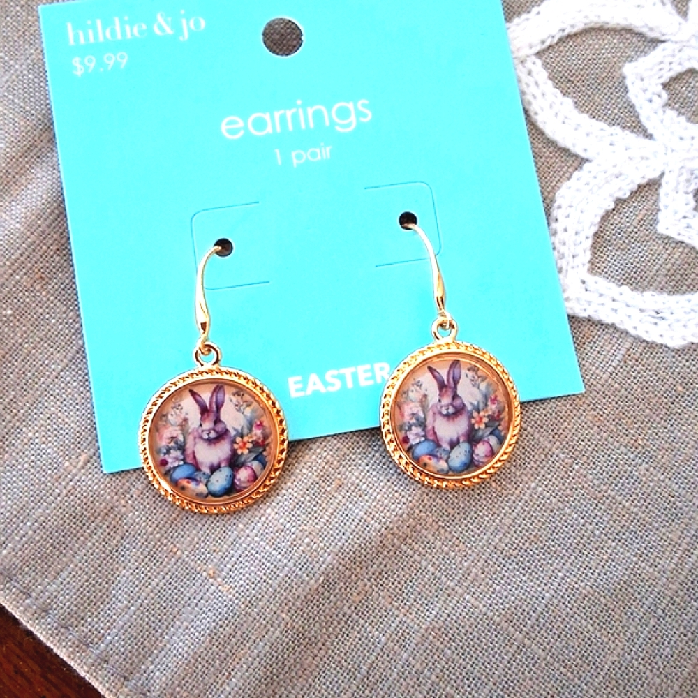 💥SALE💥Hildie & Jo, NWT, Bunny Scene Gold Dangle Earrings